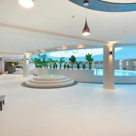 アパート Hanza Tower Club Spa & Sauna & Jacuzzi & Pool