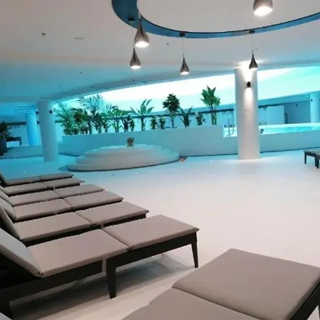 Hanza Tower Club Spa & Sauna & Jacuzzi & Pool アパート